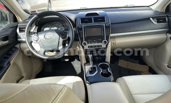 Ra Àlòkù Toyota Camry funfun Ọkọ̀ in Accra ni Greater Accra Ra Àlòkù Toyota Camry funfun Ọkọ̀ in Accra ni Greater Accra