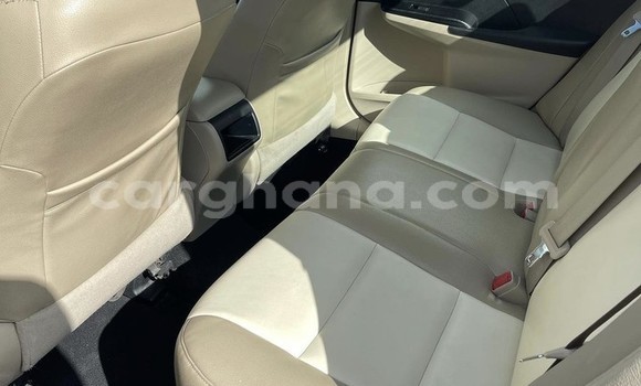 Ra Àlòkù Toyota Camry funfun Ọkọ̀ in Accra ni Greater Accra Ra Àlòkù Toyota Camry funfun Ọkọ̀ in Accra ni Greater Accra