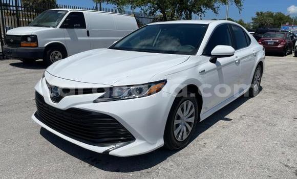 Sayi Na hannu Toyota Camry White Mota in Accra a Greater Accra