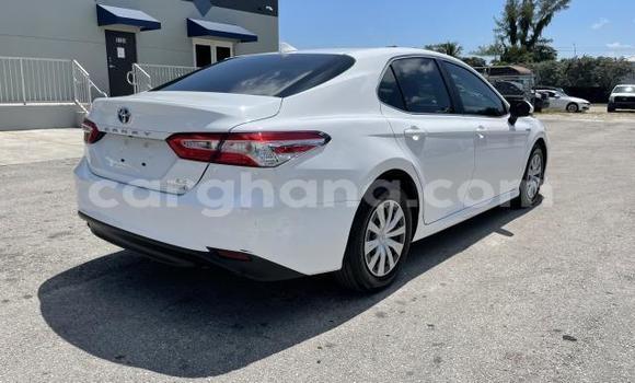 Ra Àlòkù Toyota Camry funfun Ọkọ̀ in Accra ni Greater Accra Ra Àlòkù Toyota Camry funfun Ọkọ̀ in Accra ni Greater Accra