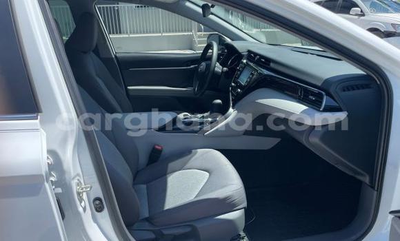 Ra Àlòkù Toyota Camry funfun Ọkọ̀ in Accra ni Greater Accra Ra Àlòkù Toyota Camry funfun Ọkọ̀ in Accra ni Greater Accra