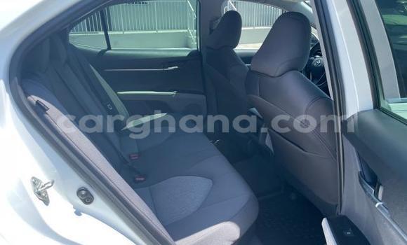Ra Àlòkù Toyota Camry funfun Ọkọ̀ in Accra ni Greater Accra Ra Àlòkù Toyota Camry funfun Ọkọ̀ in Accra ni Greater Accra