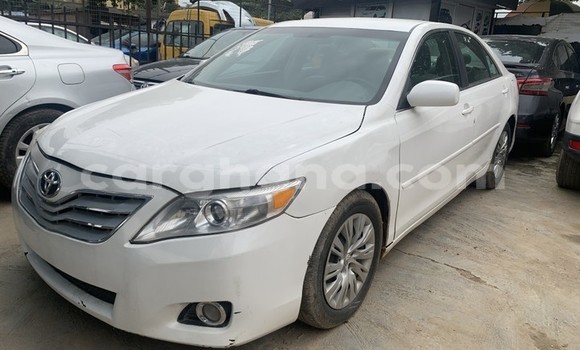 Ra Àlòkù Toyota Camry funfun Ọkọ̀ in Accra ni Greater Accra
