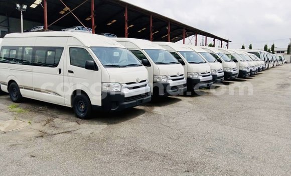 Sayi Na hannu Toyota Hiace White Mota in Accra a Greater Accra