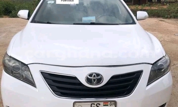 Sayi Na hannu Toyota Camry White Mota in Accra a Greater Accra