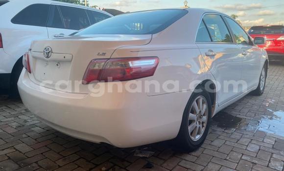 Ra Àlòkù Toyota Camry funfun Ọkọ̀ in Accra ni Greater Accra Ra Àlòkù Toyota Camry funfun Ọkọ̀ in Accra ni Greater Accra