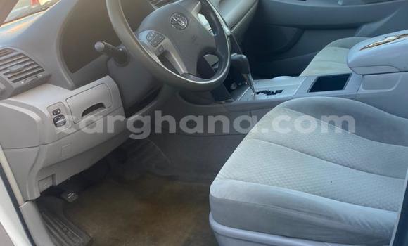 Ra Àlòkù Toyota Camry funfun Ọkọ̀ in Accra ni Greater Accra Ra Àlòkù Toyota Camry funfun Ọkọ̀ in Accra ni Greater Accra