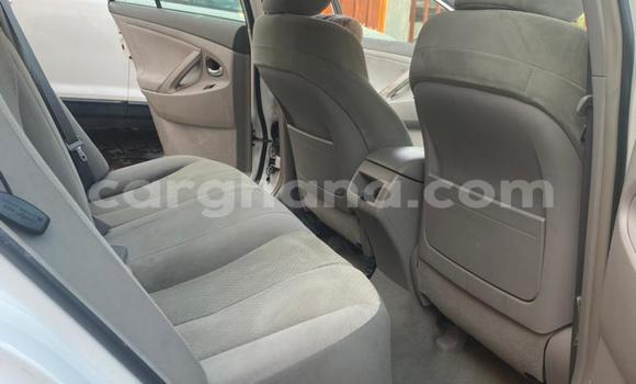 Ra Àlòkù Toyota Camry funfun Ọkọ̀ in Accra ni Greater Accra Ra Àlòkù Toyota Camry funfun Ọkọ̀ in Accra ni Greater Accra