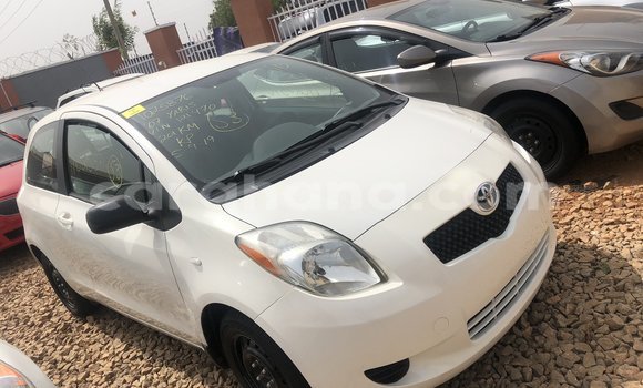 Ra Àlòkù Toyota Vitz funfun Ọkọ̀ in Accra ni Greater Accra Ra Àlòkù Toyota Vitz funfun Ọkọ̀ in Accra ni Greater Accra
