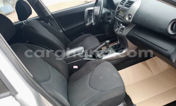 Ra Àlòkù Toyota RAV4 Silver Ọkọ̀ in Accra ni Greater Accra Ra Àlòkù Toyota RAV4 Silver Ọkọ̀ in Accra ni Greater Accra