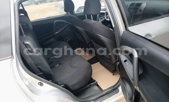 Ra Àlòkù Toyota RAV4 Silver Ọkọ̀ in Accra ni Greater Accra Ra Àlòkù Toyota RAV4 Silver Ọkọ̀ in Accra ni Greater Accra