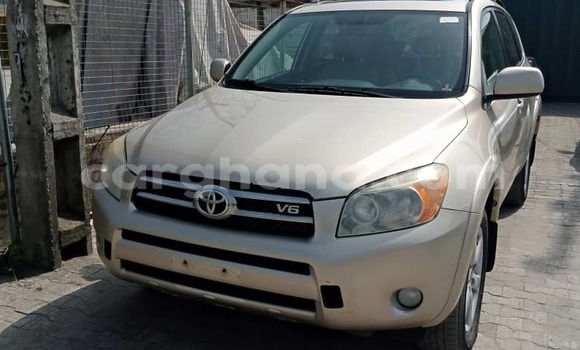 Sayi Na hannu Toyota RAV4 Azurfa Mota in Accra a Greater Accra