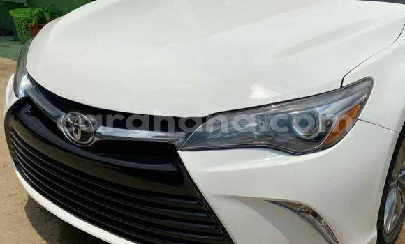 Sayi Na hannu Toyota Camry White Mota in Tema a Greater Accra