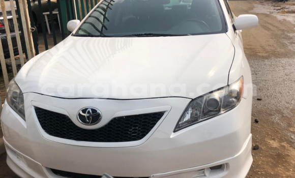 Sayi Na hannu Toyota Camry White Mota in Tema a Greater Accra