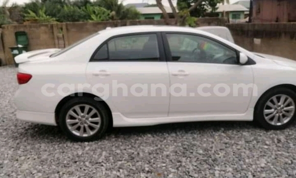 Sayi Na hannu Toyota Corolla White Mota in Accra a Greater Accra