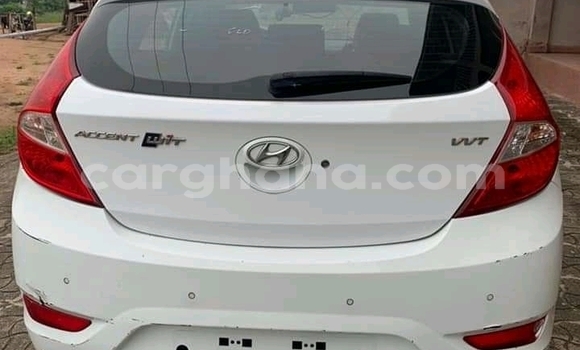 Ra Àlòkù Hyundai Accent funfun Ọkọ̀ in Accra ni Greater Accra