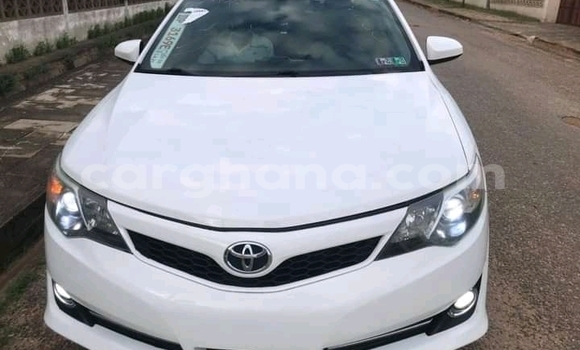 Ra Àlòkù Toyota Camry funfun Ọkọ̀ in Accra ni Greater Accra