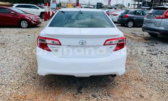 Ra Àlòkù Toyota Camry funfun Ọkọ̀ in Accra ni Greater Accra Ra Àlòkù Toyota Camry funfun Ọkọ̀ in Accra ni Greater Accra