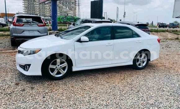 Ra Àlòkù Toyota Camry funfun Ọkọ̀ in Accra ni Greater Accra Ra Àlòkù Toyota Camry funfun Ọkọ̀ in Accra ni Greater Accra