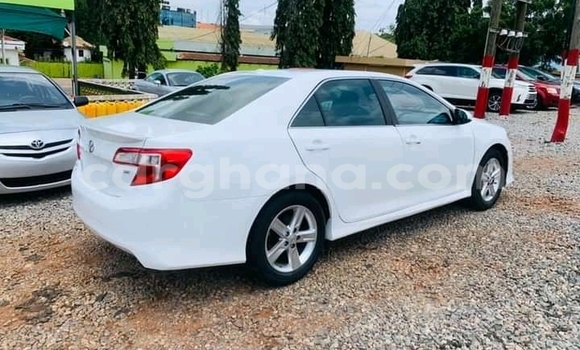 Ra Àlòkù Toyota Camry funfun Ọkọ̀ in Accra ni Greater Accra Ra Àlòkù Toyota Camry funfun Ọkọ̀ in Accra ni Greater Accra