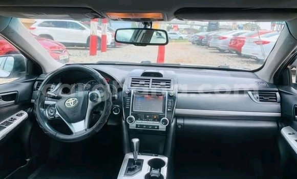 Ra Àlòkù Toyota Camry funfun Ọkọ̀ in Accra ni Greater Accra Ra Àlòkù Toyota Camry funfun Ọkọ̀ in Accra ni Greater Accra