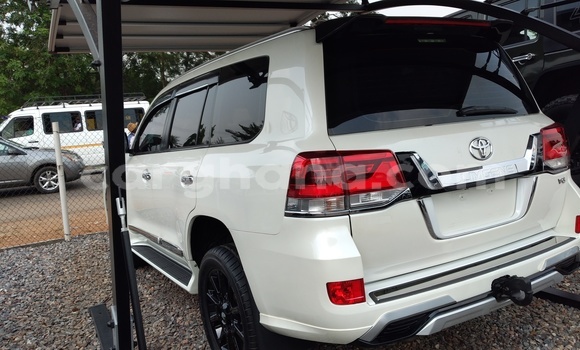 Ra Àlòkù Toyota Land Cruiser Prado funfun Ọkọ̀ in Tema ni Greater Accra Ra Àlòkù Toyota Land Cruiser Prado funfun Ọkọ̀ in Tema ni Greater Accra