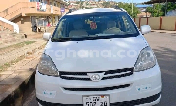 Sayi Na hannu Toyota Corolla White Mota in Accra a Greater Accra