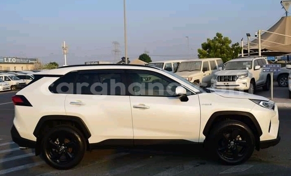 Ra Àlòkù Toyota RAV4 funfun Ọkọ̀ in Accra ni Greater Accra