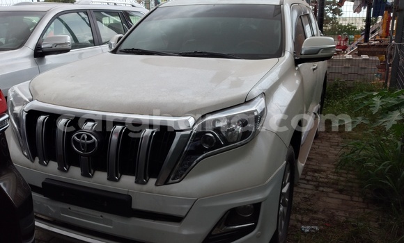 Ra Àlòkù Toyota Land Cruiser Prado funfun Ọkọ̀ in Tema ni Greater Accra