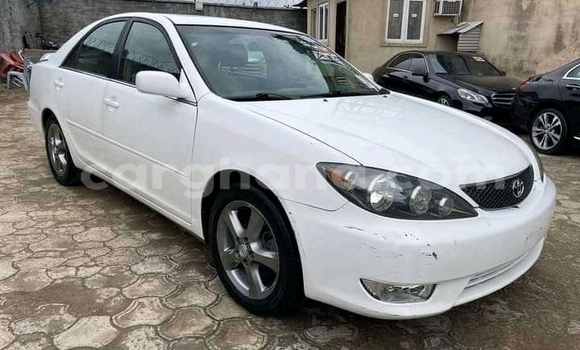 Sayi Na hannu Toyota Camry White Mota in Accra a Greater Accra Sayi Na hannu Toyota Camry White Mota in Accra a Greater Accra