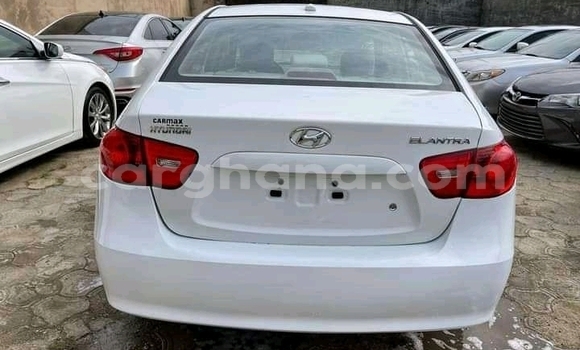 Ra Àlòkù Hyundai Elantra funfun Ọkọ̀ in Accra ni Greater Accra Ra Àlòkù Hyundai Elantra funfun Ọkọ̀ in Accra ni Greater Accra