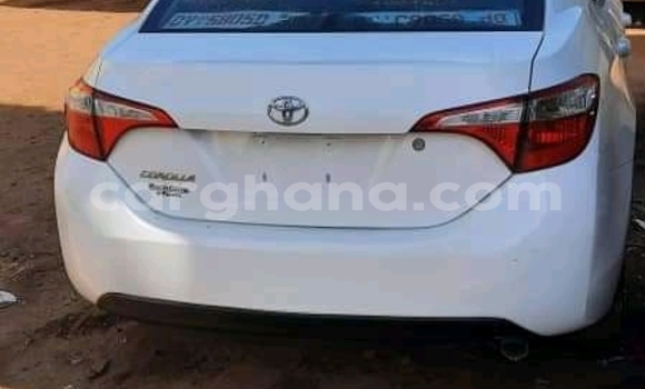 Ra Àlòkù Toyota Corolla Verso funfun Ọkọ̀ in Accra ni Greater Accra Ra Àlòkù Toyota Corolla Verso funfun Ọkọ̀ in Accra ni Greater Accra