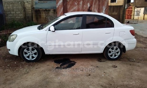 Ra Àlòkù Kia Rio funfun Ọkọ̀ in Accra ni Greater Accra