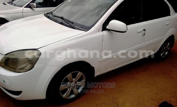 Ra Àlòkù Kia Rio funfun Ọkọ̀ in Accra ni Greater Accra Ra Àlòkù Kia Rio funfun Ọkọ̀ in Accra ni Greater Accra