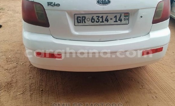 Ra Àlòkù Kia Rio funfun Ọkọ̀ in Accra ni Greater Accra Ra Àlòkù Kia Rio funfun Ọkọ̀ in Accra ni Greater Accra
