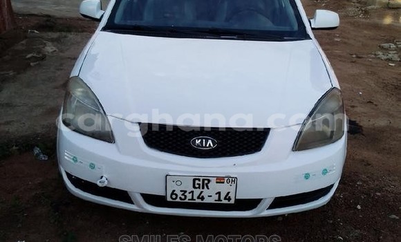 Ra Àlòkù Kia Rio funfun Ọkọ̀ in Accra ni Greater Accra Ra Àlòkù Kia Rio funfun Ọkọ̀ in Accra ni Greater Accra