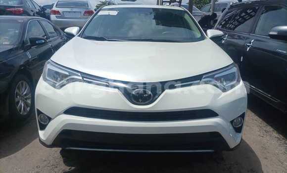 Ra Àlòkù Toyota RAV4 funfun Ọkọ̀ in Tema ni Greater Accra