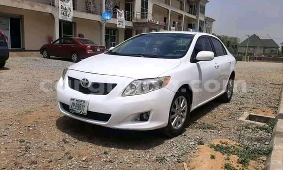 Ra Àlòkù Toyota Corolla funfun Ọkọ̀ in Accra ni Greater Accra Ra Àlòkù Toyota Corolla funfun Ọkọ̀ in Accra ni Greater Accra