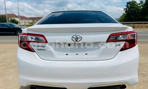 Sayi Na hannu Toyota Camry White Mota in Accra a Greater Accra Sayi Na hannu Toyota Camry White Mota in Accra a Greater Accra