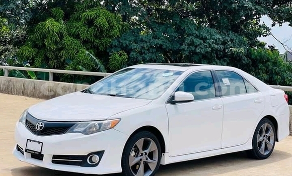 Sayi Na hannu Toyota Camry White Mota in Accra a Greater Accra Sayi Na hannu Toyota Camry White Mota in Accra a Greater Accra