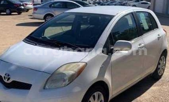 Sayi Na hannu Toyota Yaris White Mota in Tema a Greater Accra