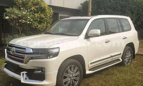 Sayi Na hannu Toyota RAV4 White Mota in Accra a Greater Accra