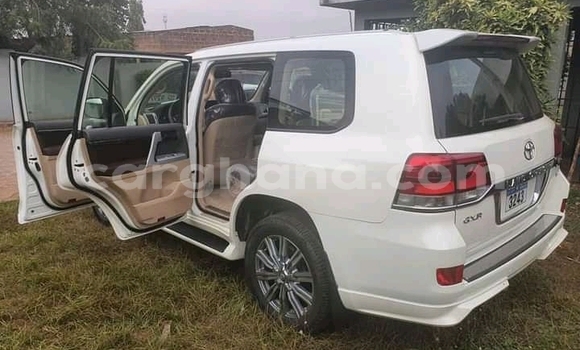 Sayi Na hannu Toyota RAV4 White Mota in Accra a Greater Accra Sayi Na hannu Toyota RAV4 White Mota in Accra a Greater Accra