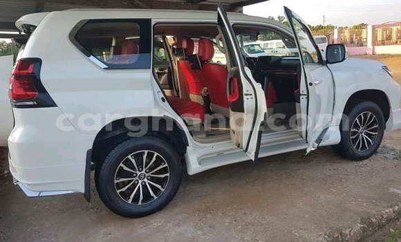 Ra Àlòkù Toyota Corona EXiV funfun Ọkọ̀ in Accra ni Greater Accra Ra Àlòkù Toyota Corona EXiV funfun Ọkọ̀ in Accra ni Greater Accra