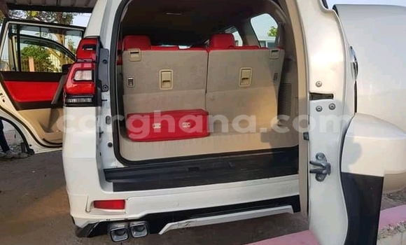 Ra Àlòkù Toyota Corona EXiV funfun Ọkọ̀ in Accra ni Greater Accra Ra Àlòkù Toyota Corona EXiV funfun Ọkọ̀ in Accra ni Greater Accra