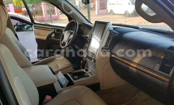 Ra Àlòkù Toyota Corona EXiV funfun Ọkọ̀ in Accra ni Greater Accra Ra Àlòkù Toyota Corona EXiV funfun Ọkọ̀ in Accra ni Greater Accra