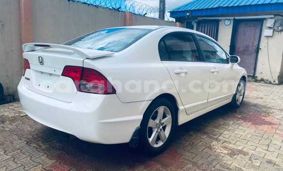 Ra Àlòkù Honda Civic funfun Ọkọ̀ in Tema ni Greater Accra Ra Àlòkù Honda Civic funfun Ọkọ̀ in Tema ni Greater Accra