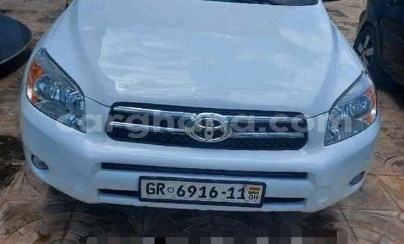 Ra Àlòkù Toyota RAV4 funfun Ọkọ̀ in Accra ni Greater Accra