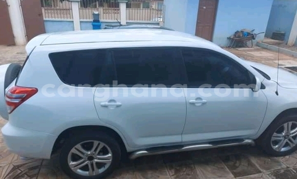 Ra Àlòkù Toyota RAV4 funfun Ọkọ̀ in Accra ni Greater Accra Ra Àlòkù Toyota RAV4 funfun Ọkọ̀ in Accra ni Greater Accra