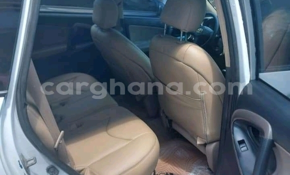 Ra Àlòkù Toyota RAV4 funfun Ọkọ̀ in Accra ni Greater Accra Ra Àlòkù Toyota RAV4 funfun Ọkọ̀ in Accra ni Greater Accra
